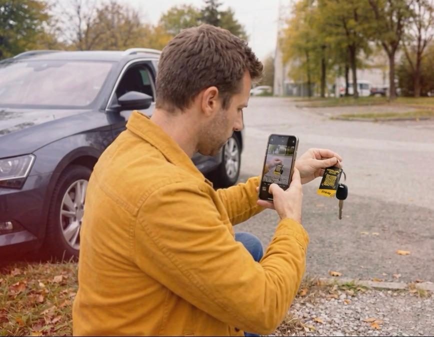 Mann scannt QR-Code auf FanTAG Schlüsselanhänger