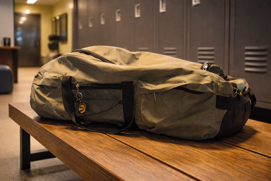 Sporttasche mit FanTAG Schlüsselanhänger in der Umkleide